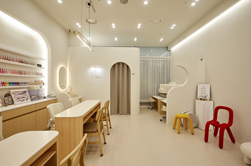 简约白色与原木质感的完美融合 | 10 坪小空间的艺术探索-4