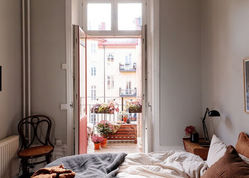 瑞典家庭公寓的明亮色彩与创意分区设计-14