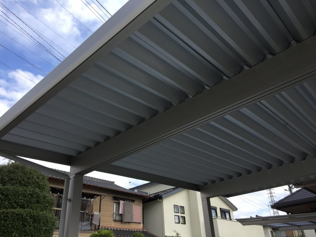 縦格子の目隠しアルミフェンスでプライバシーを確保した外構-35