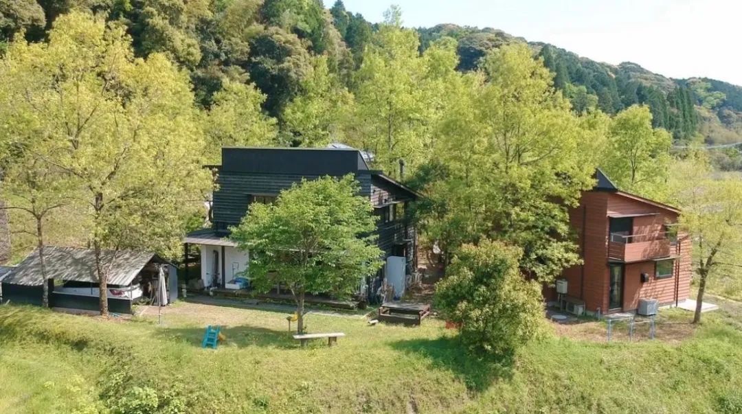 三胎家庭住进深山10年，人均6㎡卧室，却坐拥整片山林-52