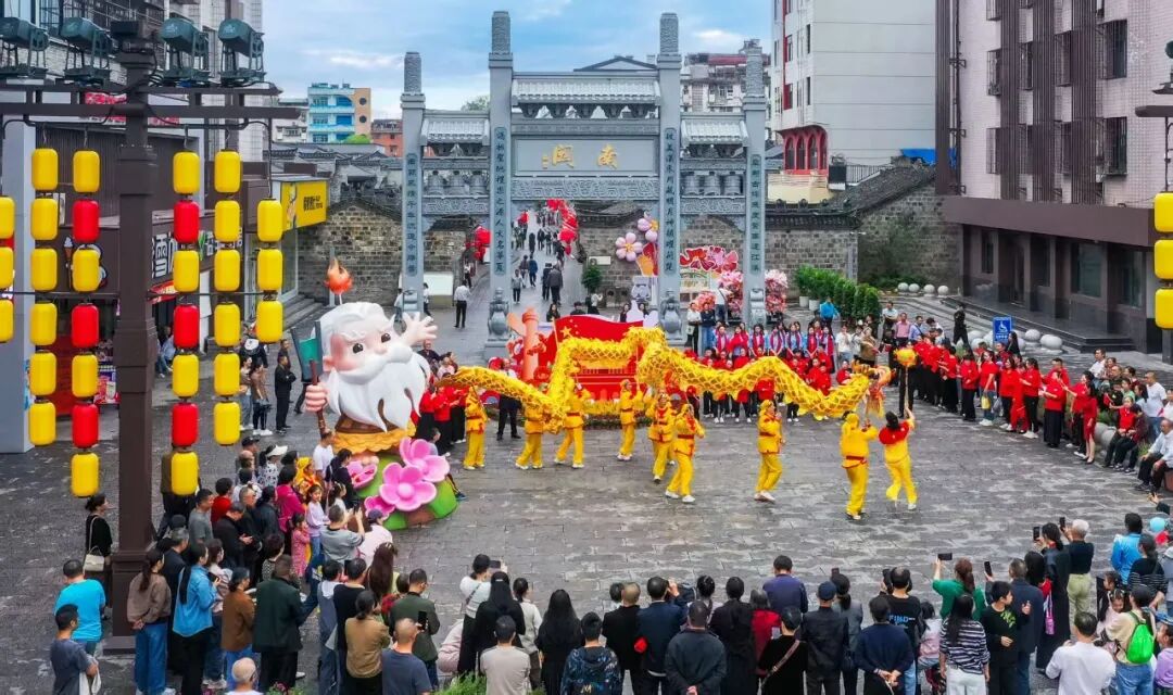 媒体聚焦|央视新闻点赞！中南建院“投建营”一体化项目——随州草甸子街国庆火爆出圈!-37