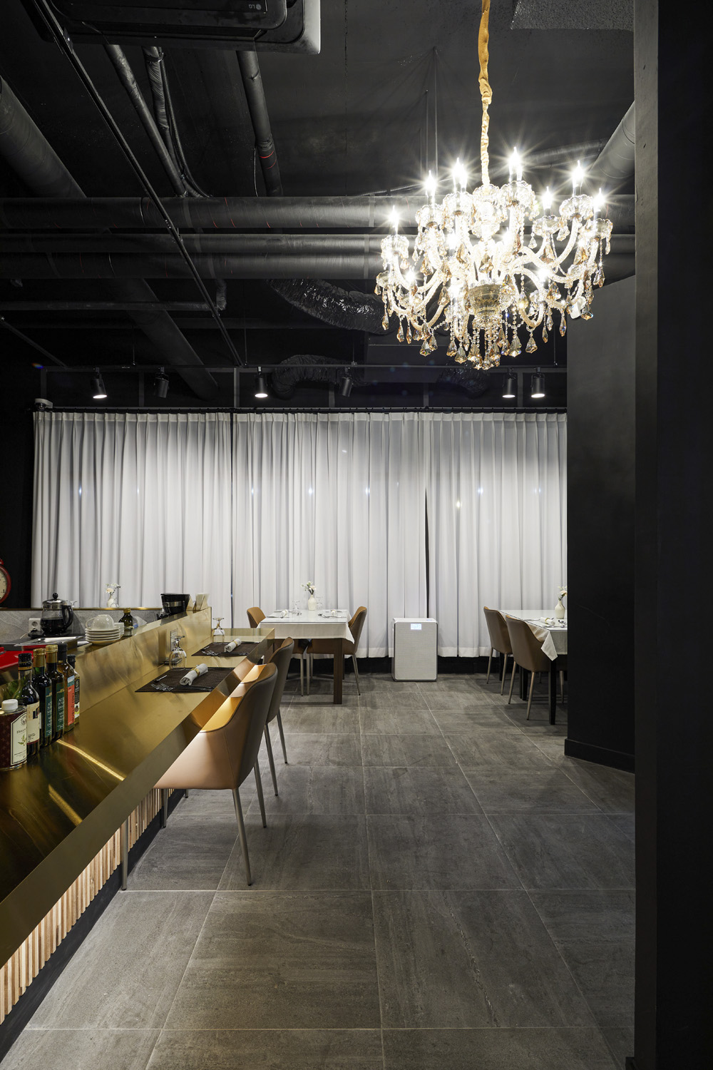 现代简约 20 平米餐厅设计，黑灰色调展现高级感-7