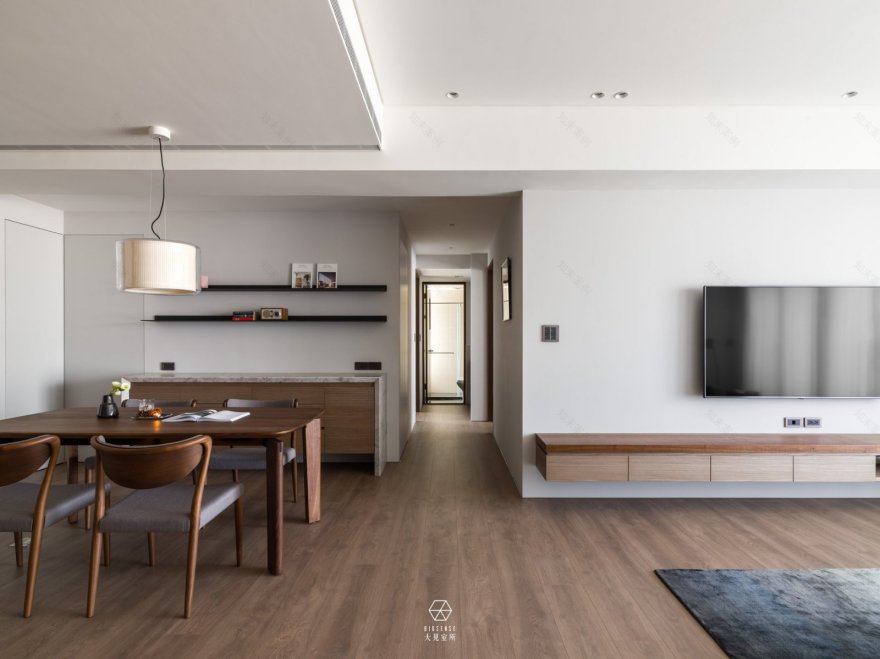 台中 C 宅简约原木空间,精致吊灯成焦点-7