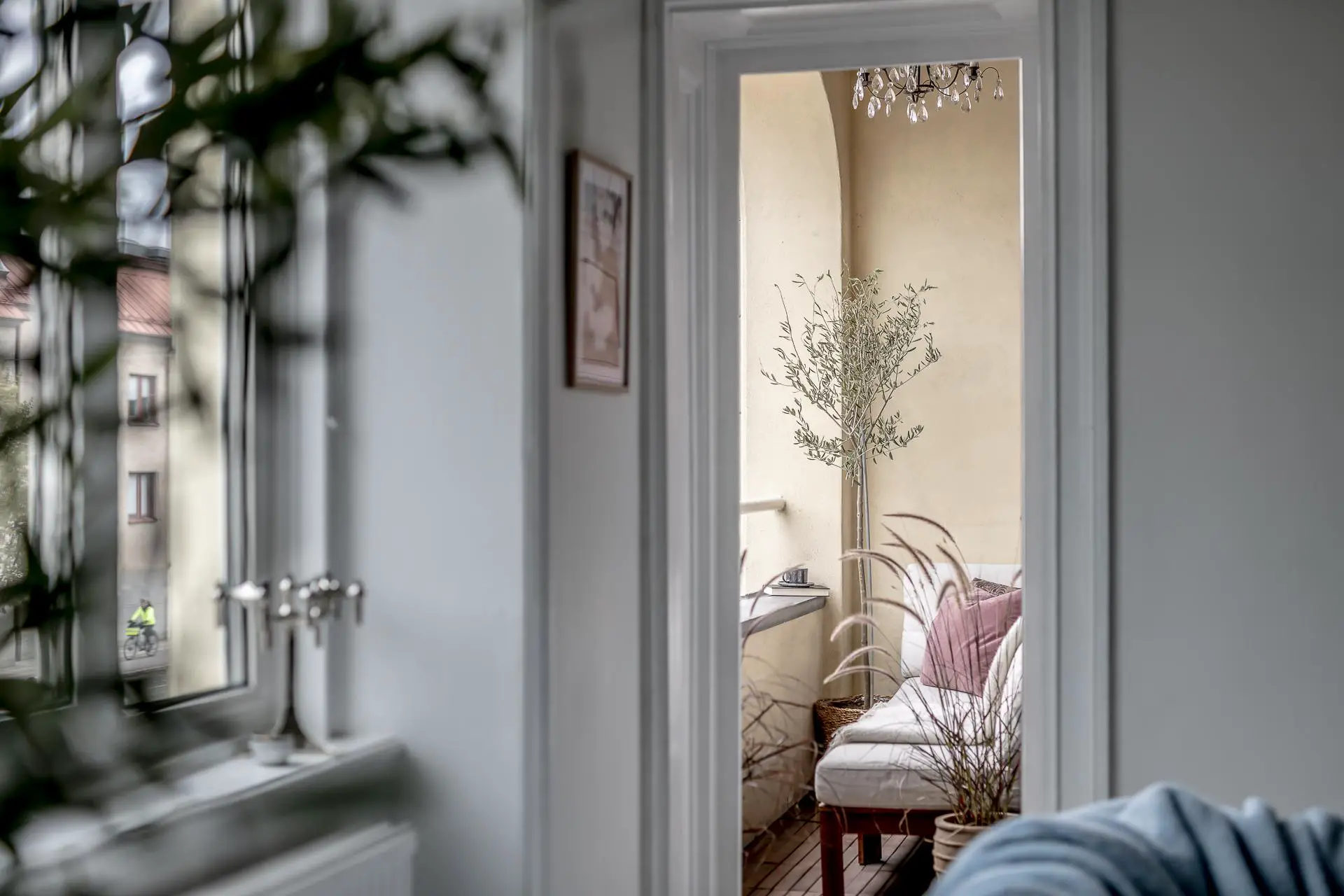 瑞典极简白色公寓，完美融合复古与现代元素-10