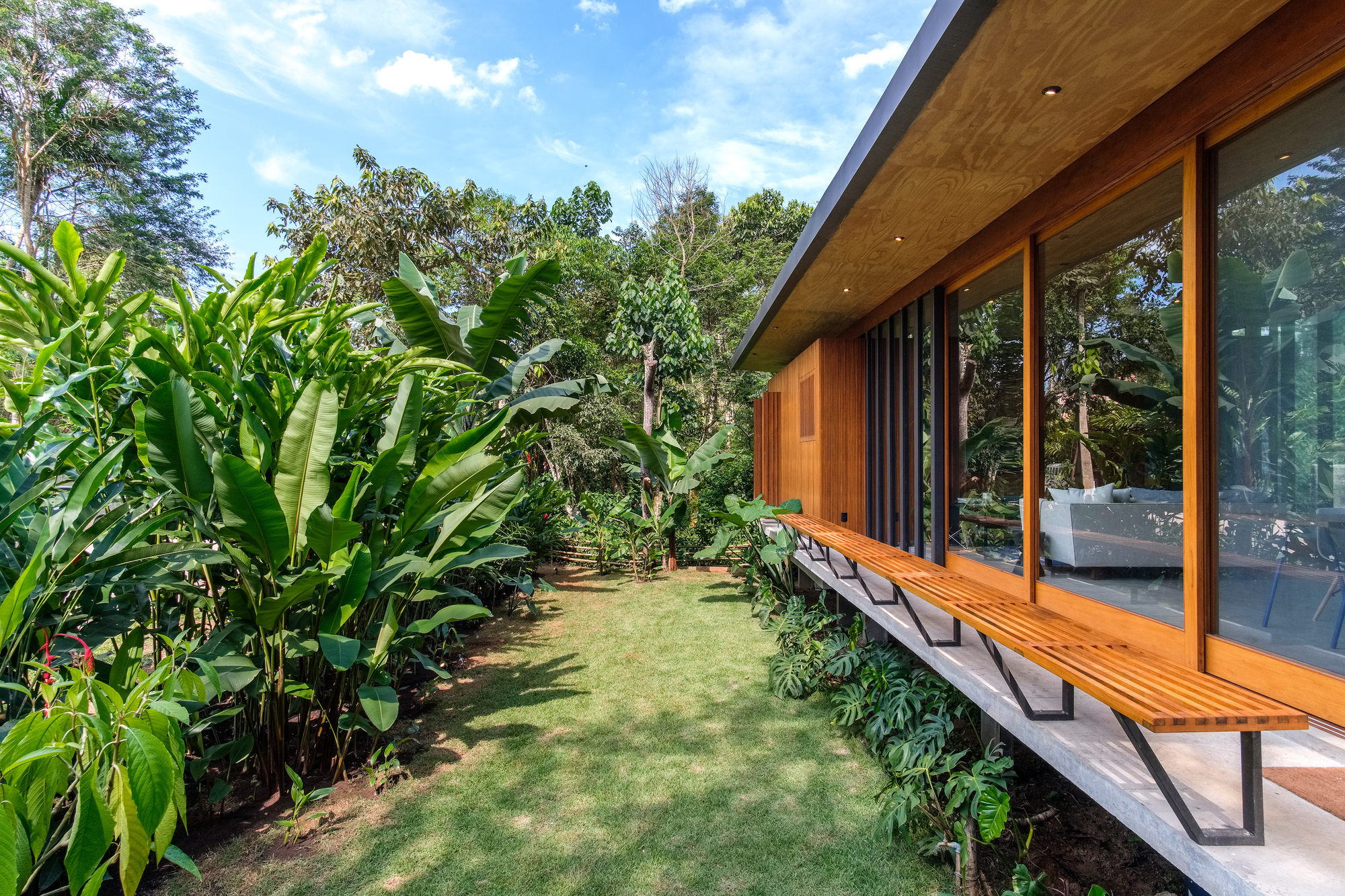 巴西绿意盎然的海岸线上的生态家园-1