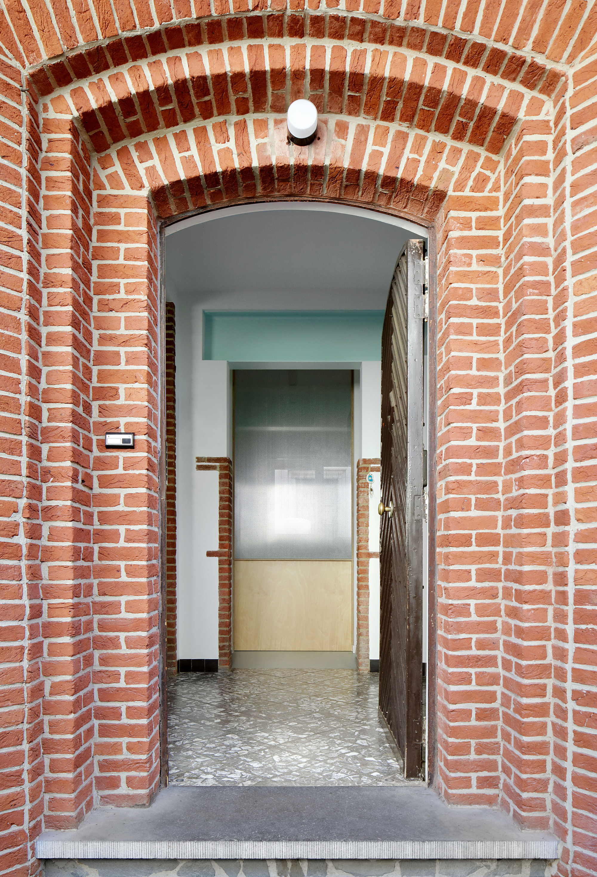 Meandering Furniture Villa Renovation / Atelier Tom Vanhee-29