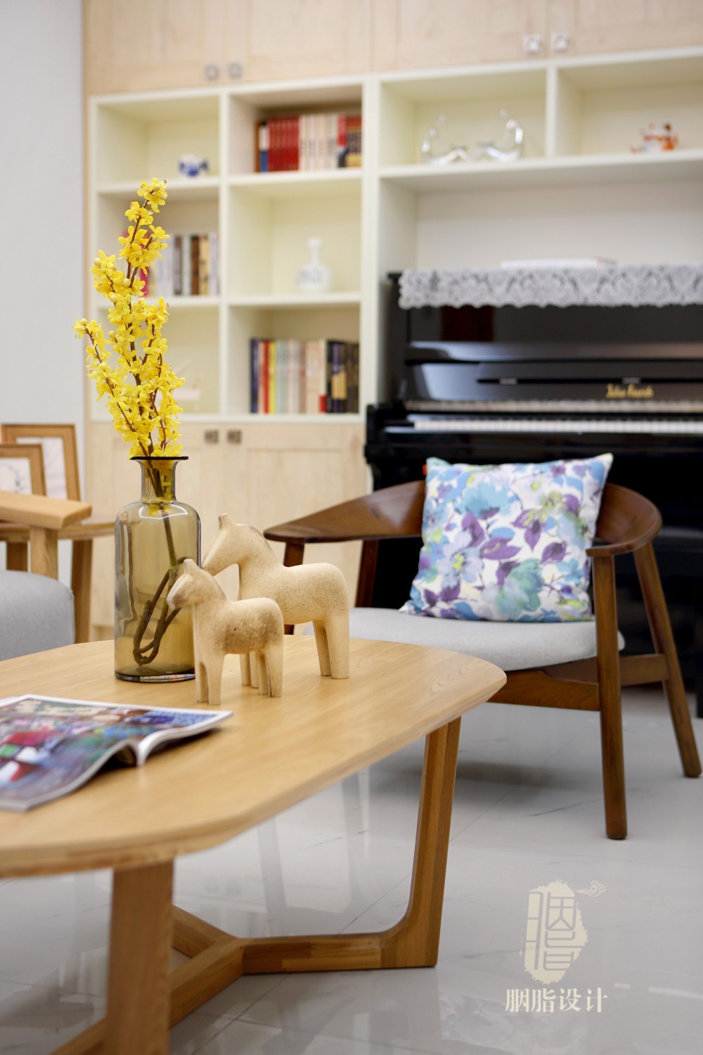 广州润粤大厦北欧风家居设计,原木与彩色的和谐搭配-12