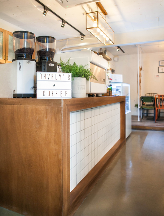 首尔弘大 10 坪小空间打造独具特色的咖啡馆-6