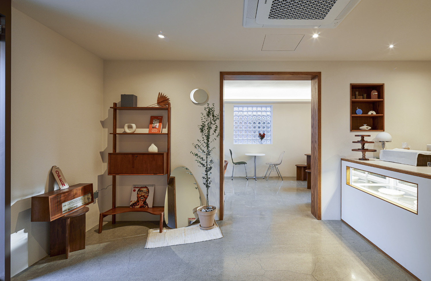 简约 37 平咖啡馆，白色与原木打造温馨空间-3