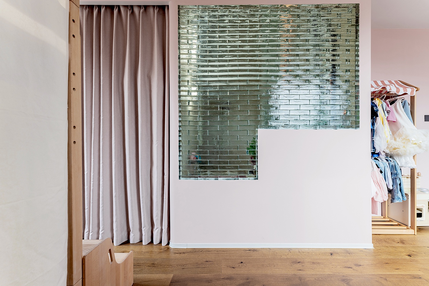 105㎡简约风拆掉一间房秒变大横厅,三口之家玩转通透格局-63