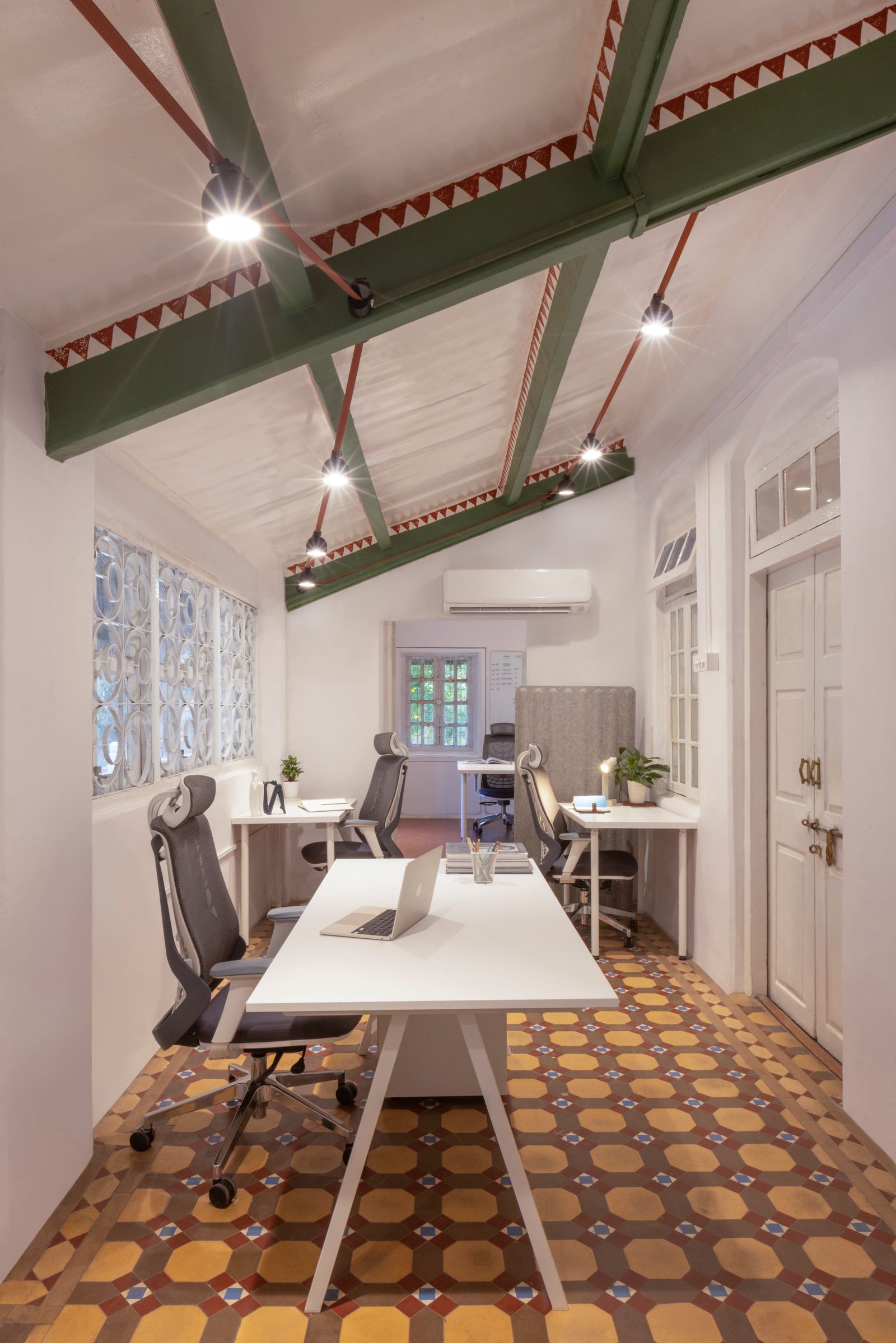 孟买班德拉遗产建筑内的活力办公室丨印度丨Open Atelier Mumbai-20