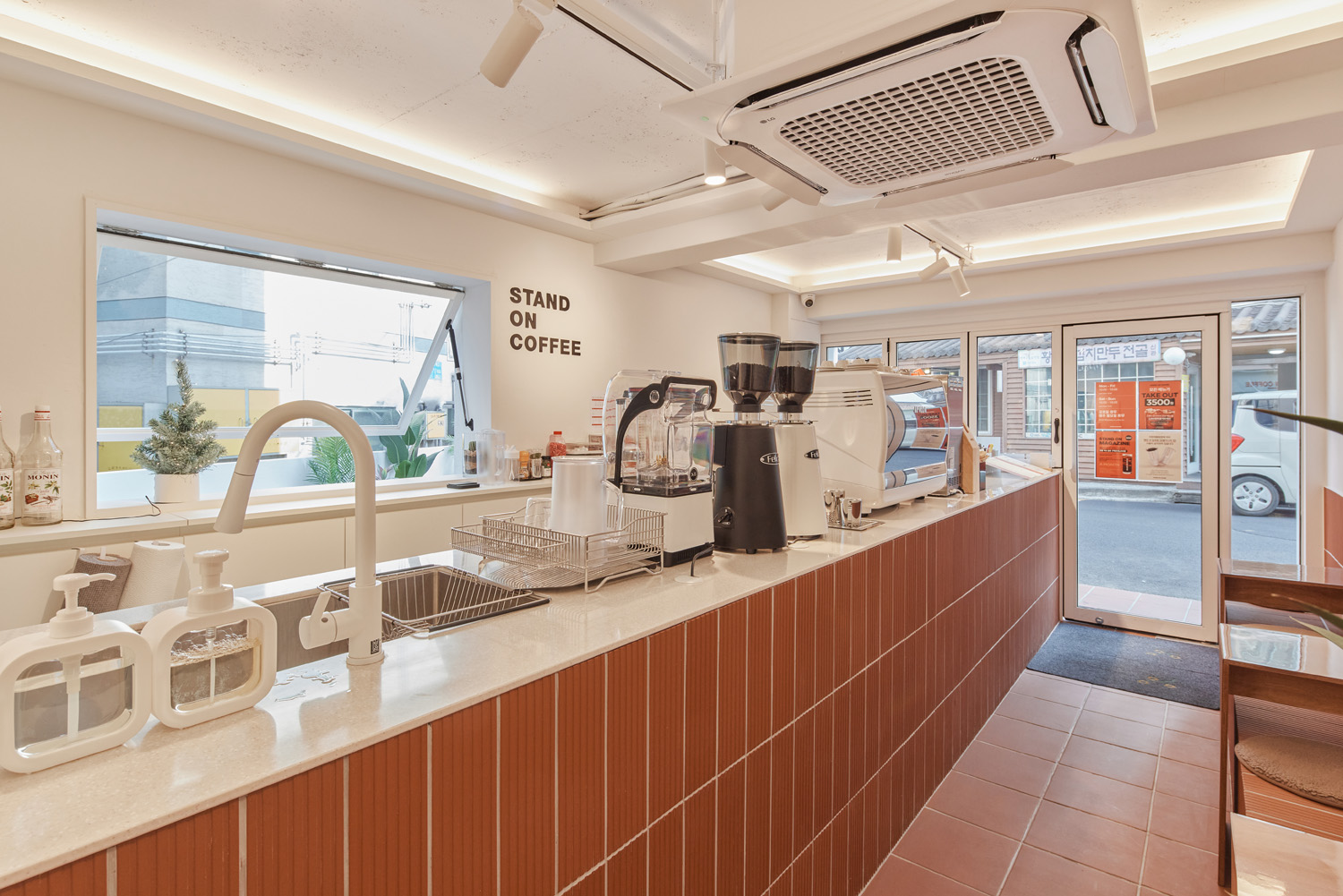 白色与木质，打造极简咖啡厅之美-6