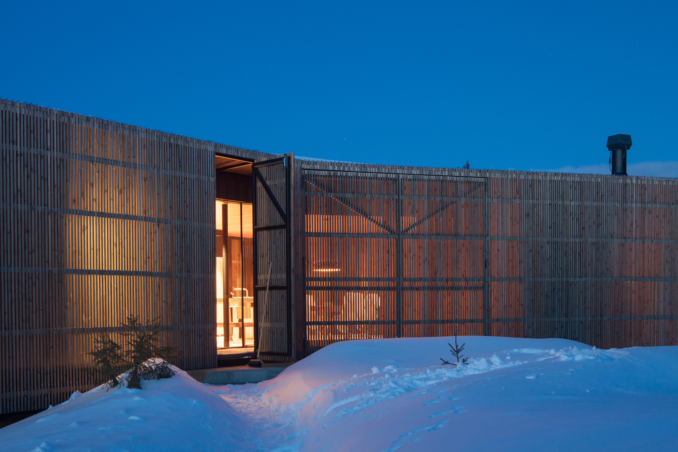 Lund Hagem installs Y-shaped cabin on hilltop above Norwegian ski resort-7