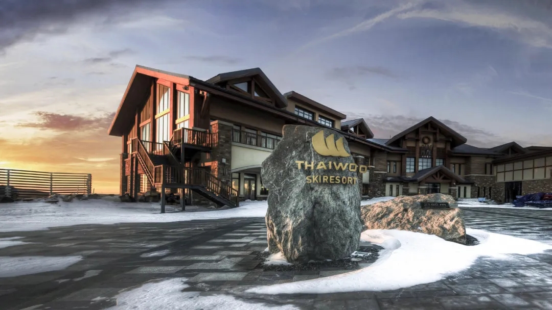 张家口太舞滑雪小镇山顶广场-13