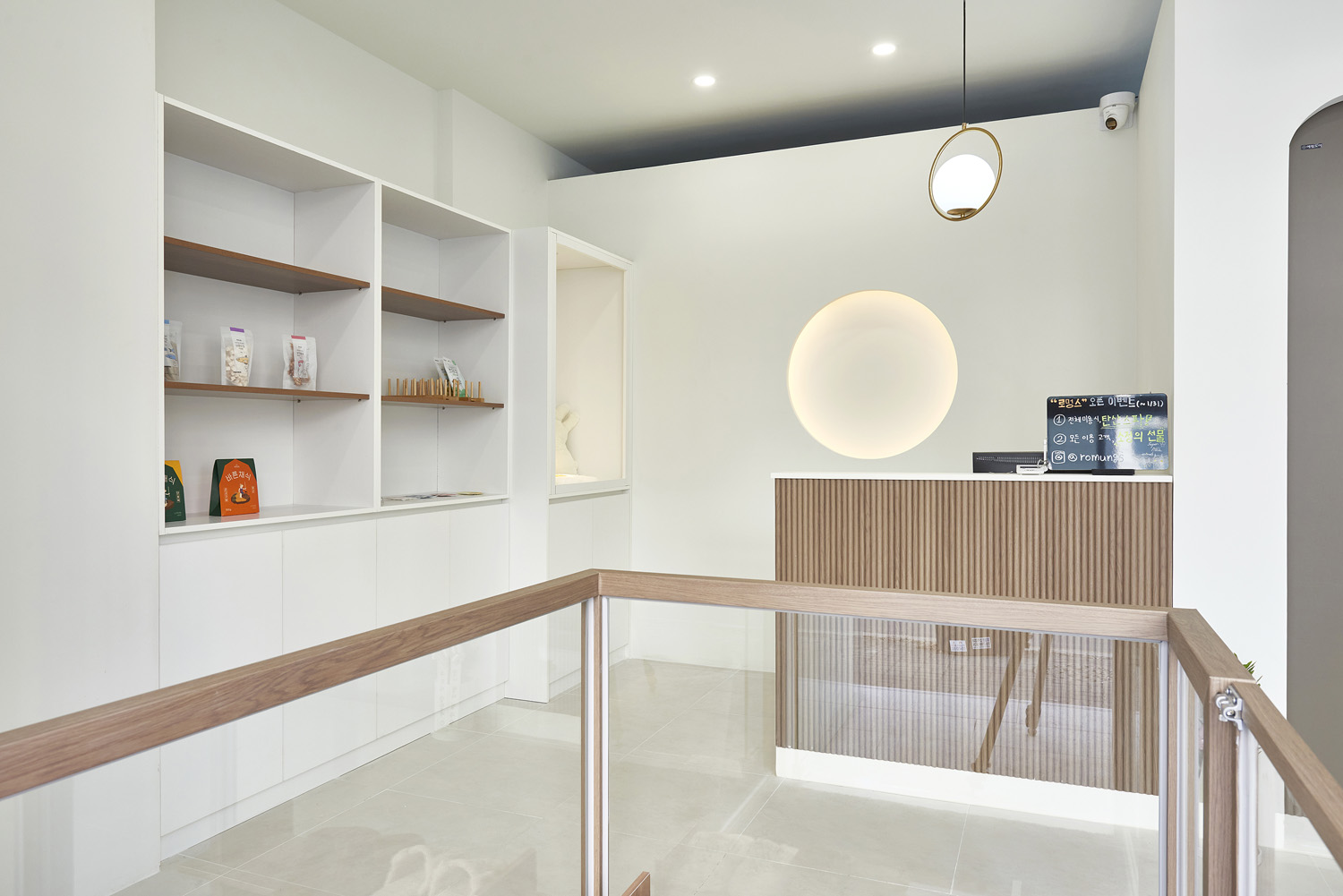 白色与木质，打造 25 平米极简美容室-3