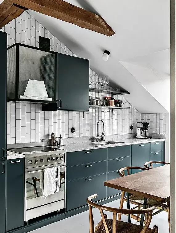 阁楼公寓的现代革新 | 玻璃隔墙与悬挂式吊床-9