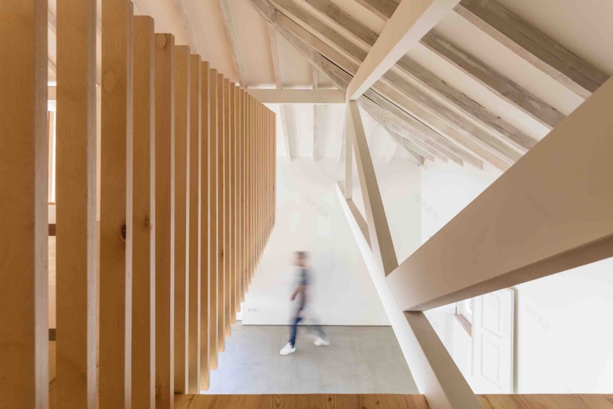 葡萄牙特拉法里亚度假屋 | 木质分隔打造舒适私密空间-50