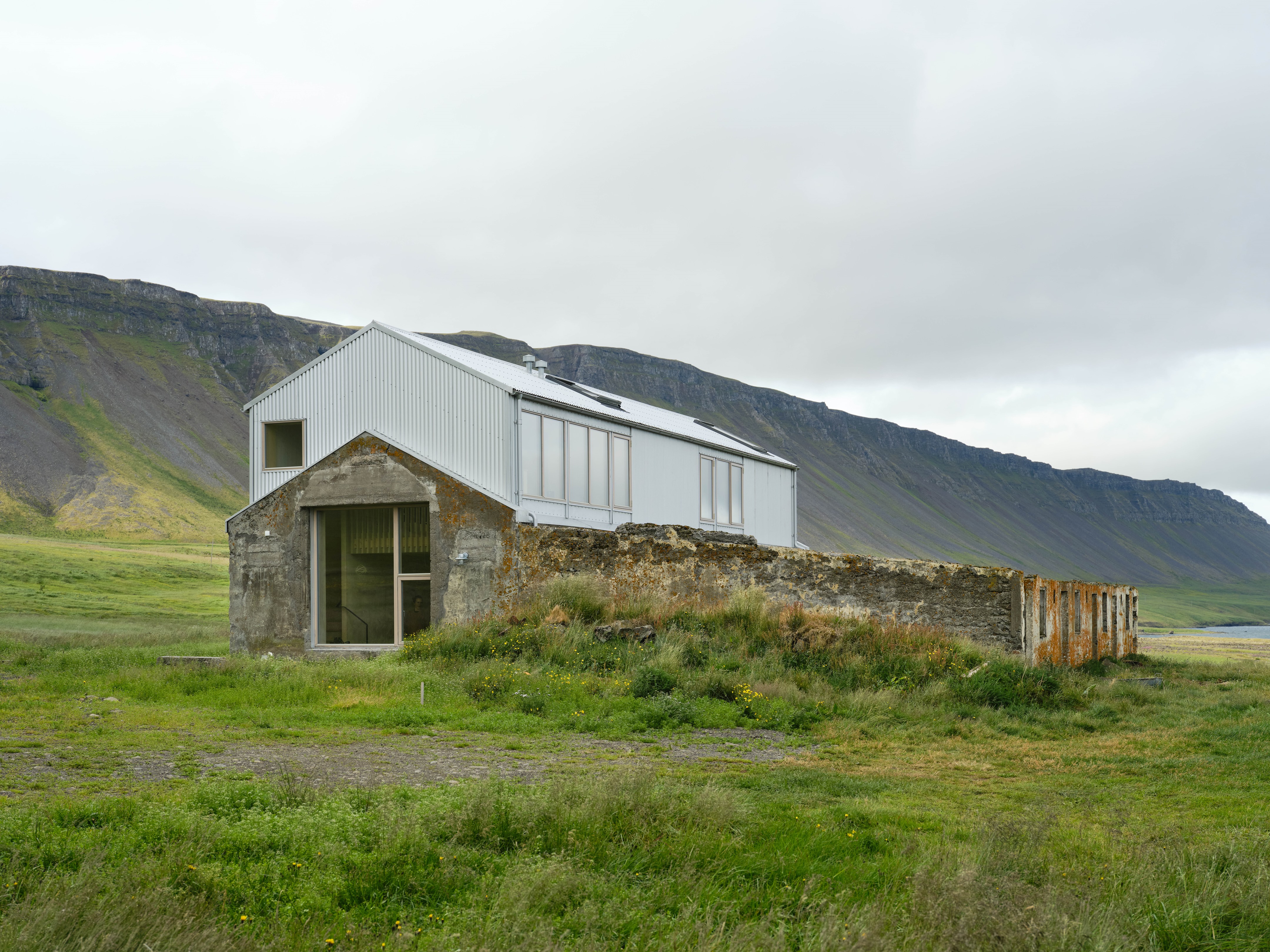 冰岛原生态艺术家工作室与度假屋改造-27