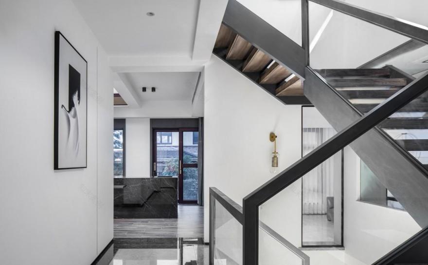 异形屋顶下的现代生活空间-17