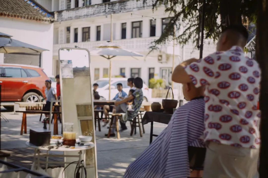 11 个陌生人同居 3 年,私生活首次曝光 | 看似佛系,实则野心勃勃-208