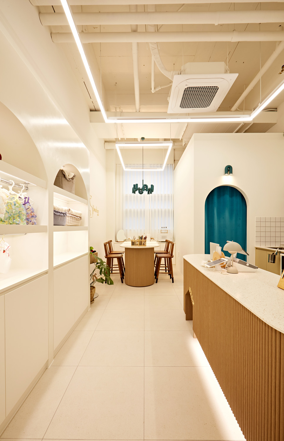 白色与木色的极简之美 | 13 坪小空间的餐厅设计-13