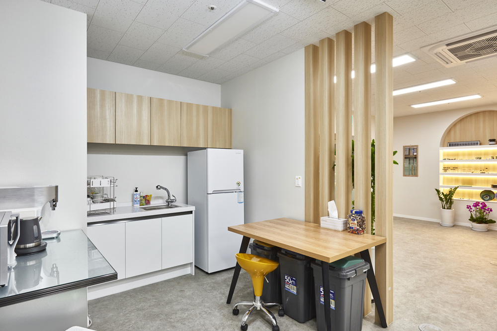 "白色与木质，31 平米知识产业中心的简洁内饰"-15