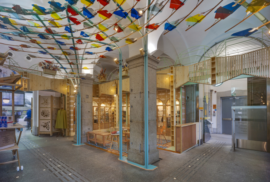 Madrid 地标设计,融合传统与现代的旅游礼品店-34