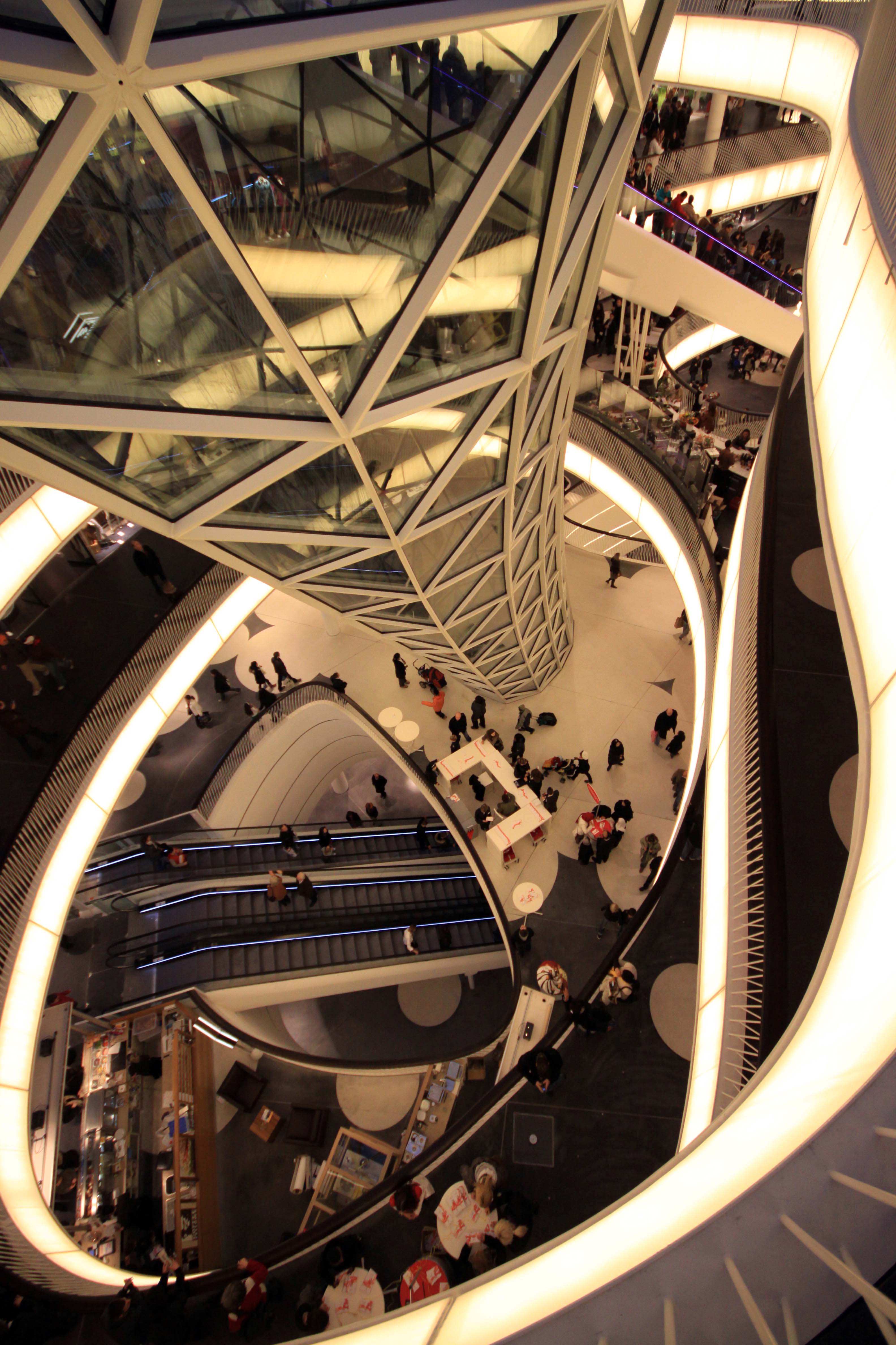 Frankfurt MyZeil 购物中心的空中河流设计-32