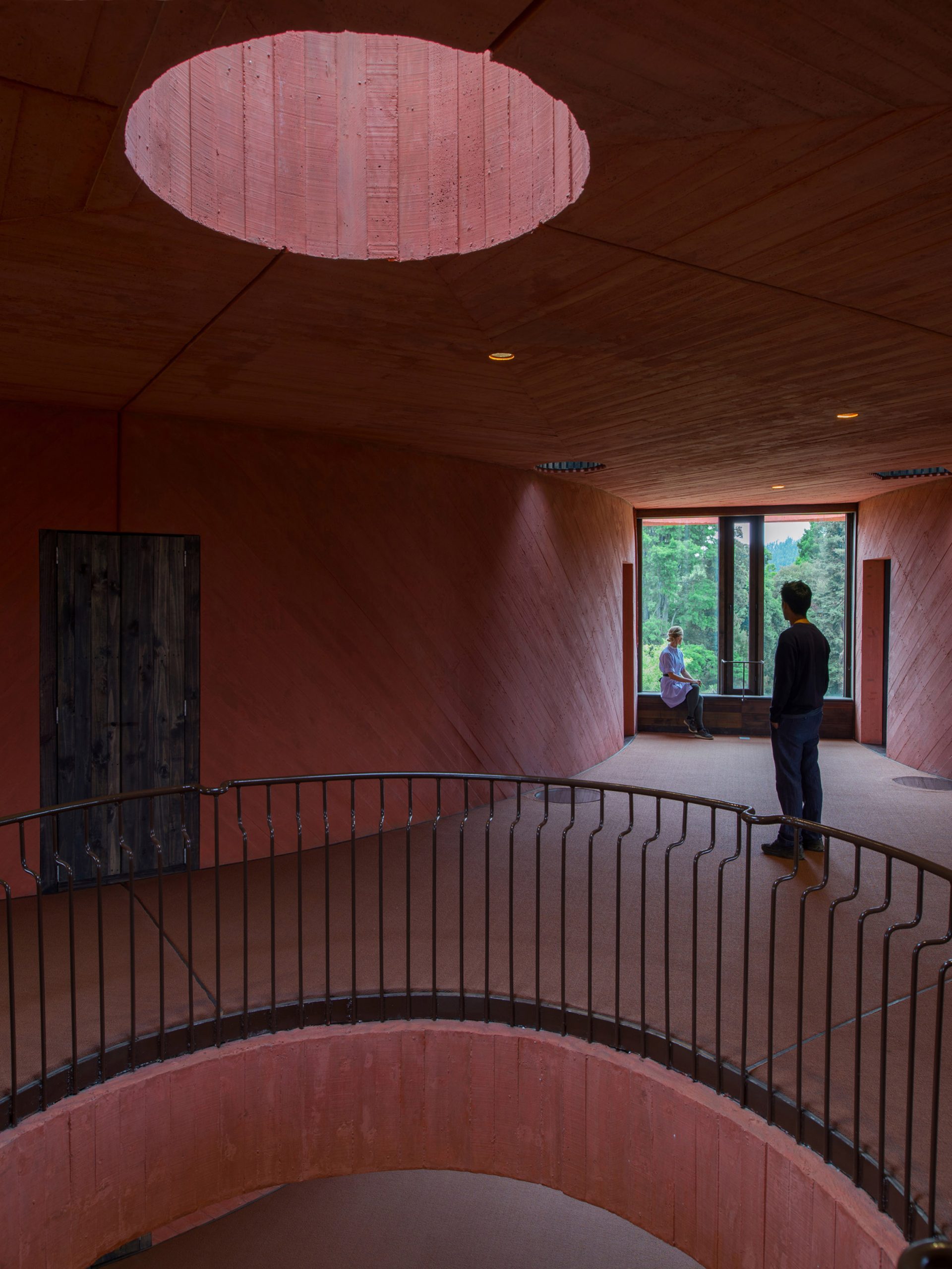 智利大学创新中心 | 红 concrete 中的圆形奇观-15