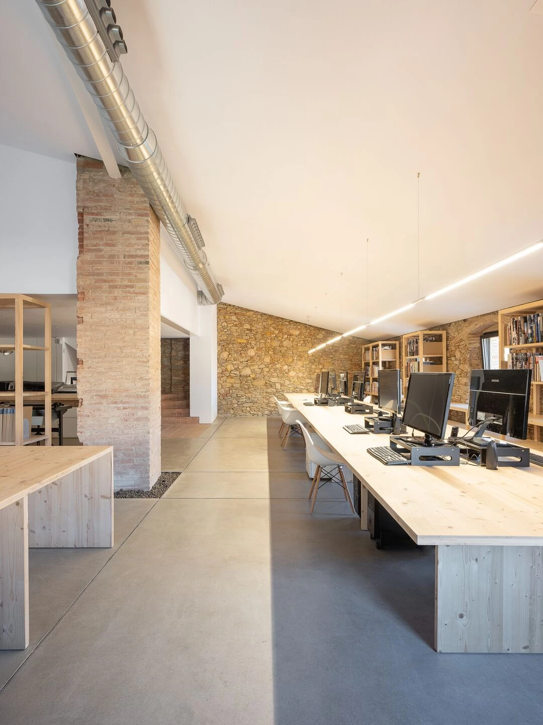 旧仓库新生 · Nordest Arquitectura 打造西班牙古村办公室-19