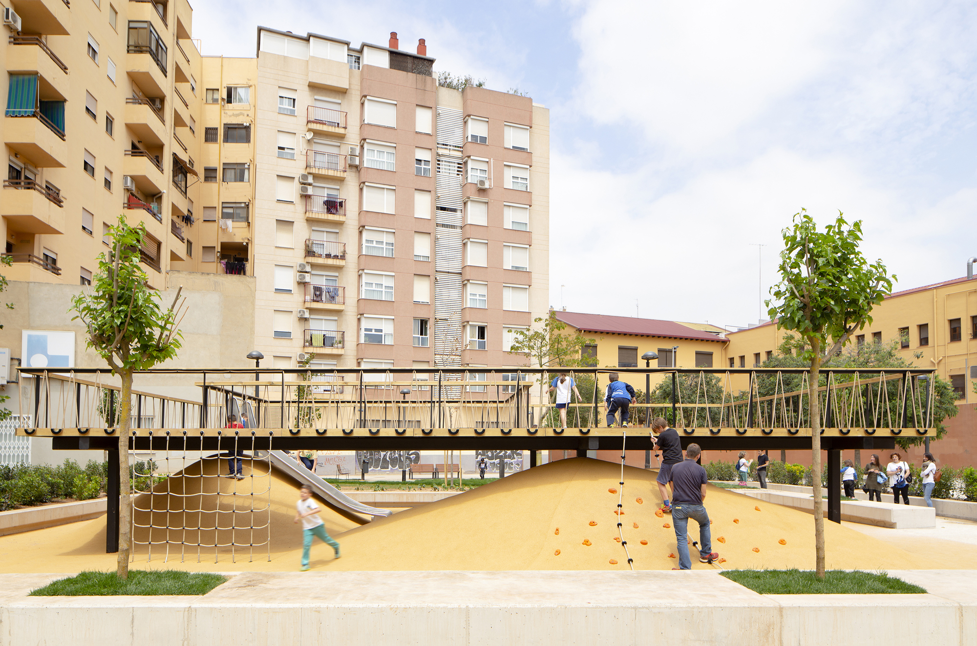 Playground Landscapes at Santa María Mazzarello Square / HDH arquitectos-27