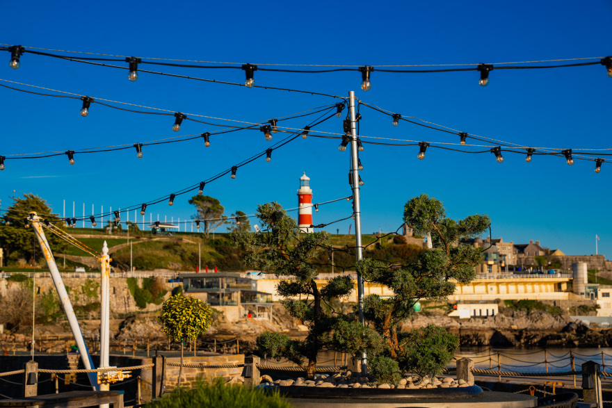 滨水区;海滨;河畔区域(注:具体含义需结合语境确定,这里滨水区是较为宽泛常用的译法) 丨United KingdomPlymouth-12