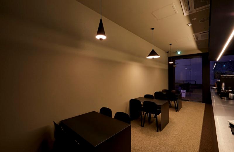 11 坪咖啡店，照明设计点亮黑色空间-5