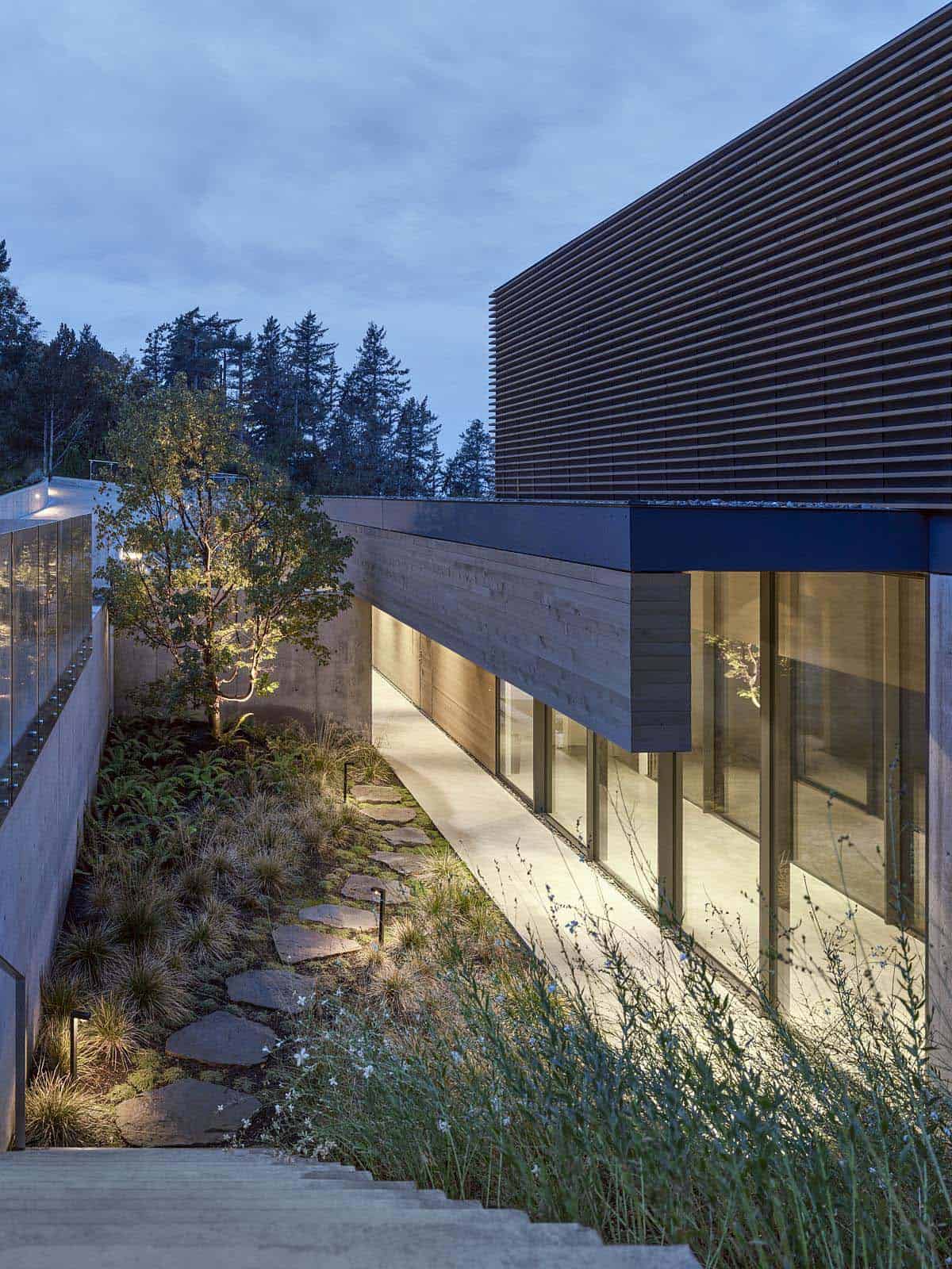 An amazing luxury house overlooking the sea in West Vancouver Canada-21