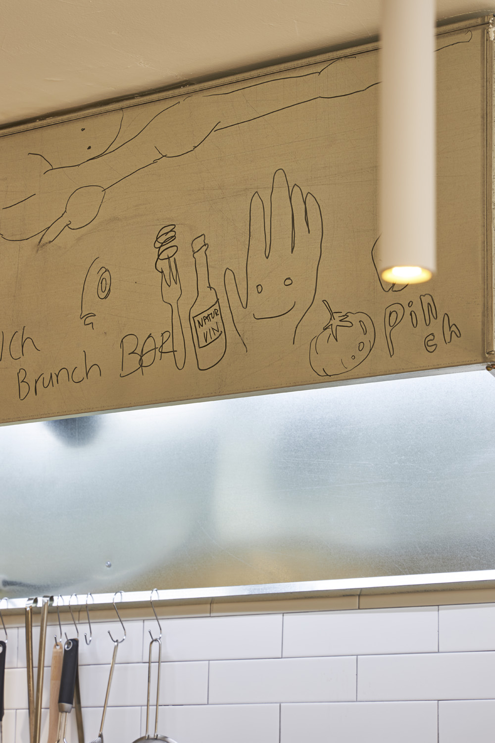 15 平米小巧咖啡厅，极简设计中的视觉盛宴-19