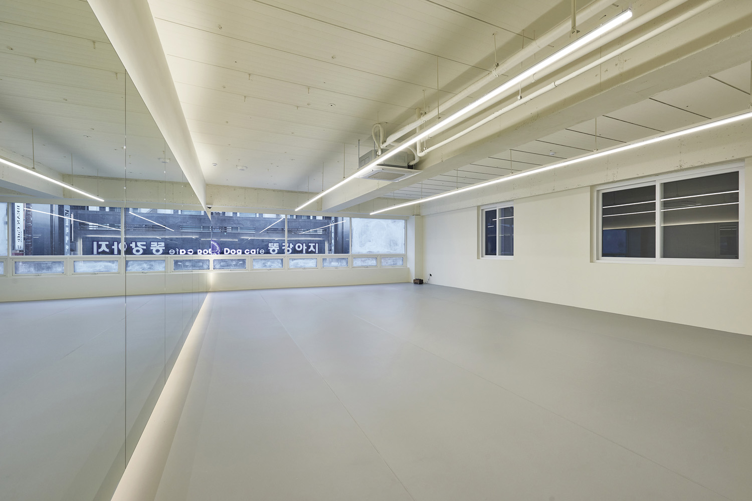 白色典雅，140 平米办公室与公寓的精致设计-31