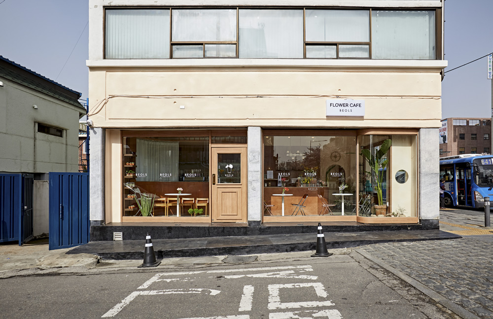 温煦氛围的 10 坪白砖咖啡馆设计案例-2