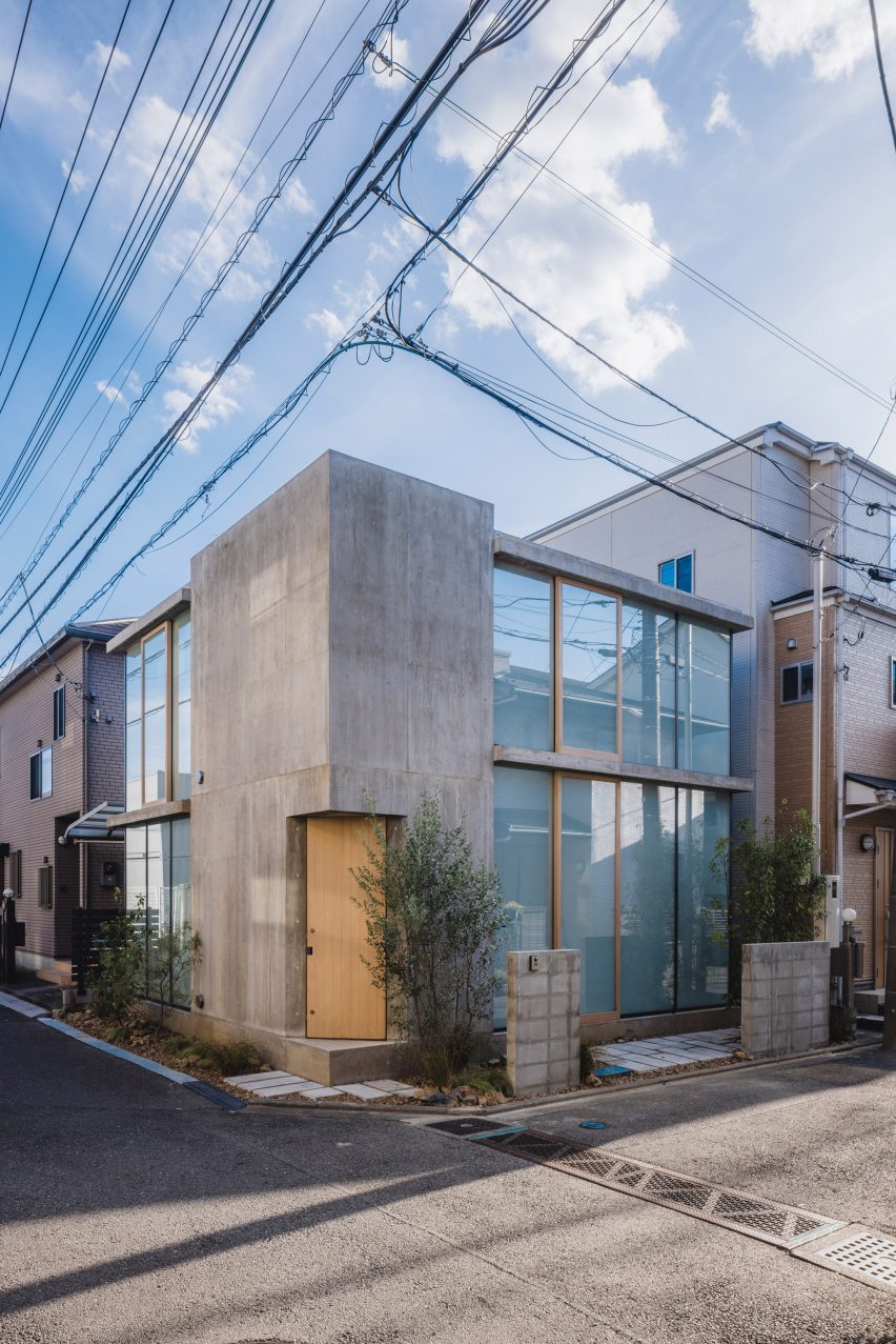 Beton ve Yarı Saydam Kompakt Bir Japon Evi - Arkitera-0