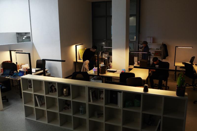 简约白诠释优雅办公空间-9