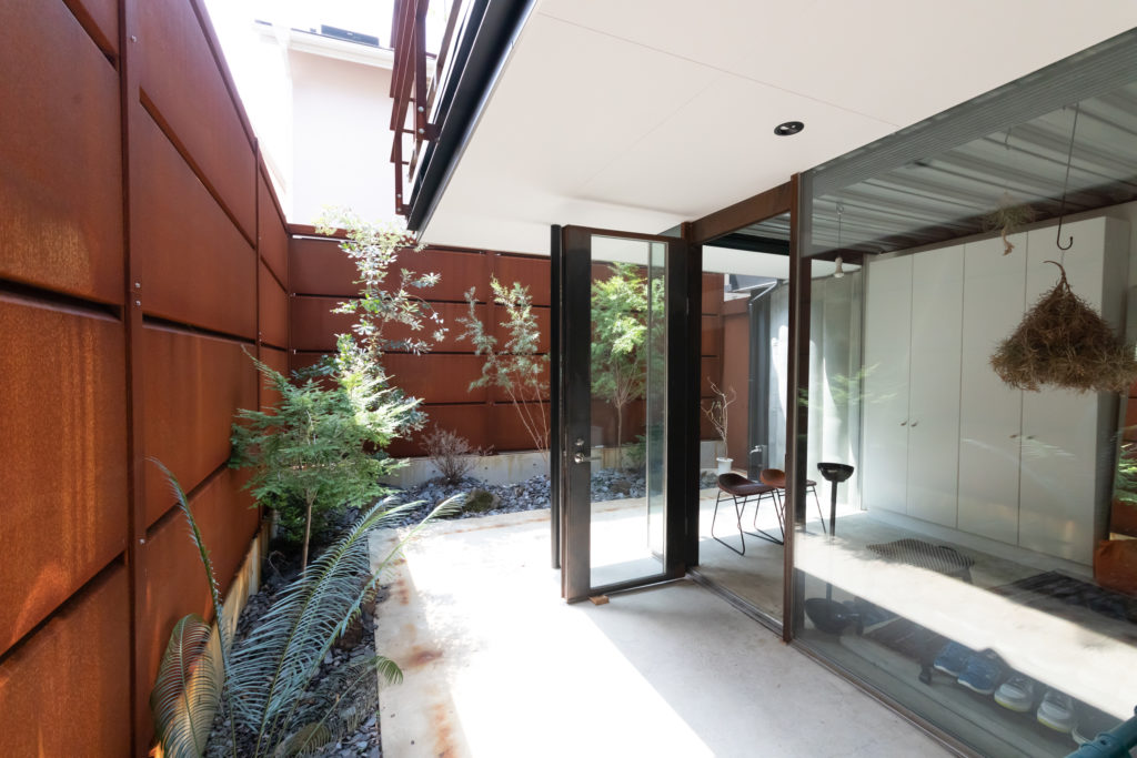 家に拡張の余地を残す鉄、木、コンクリート。マテリアルの力強さが際立つ家 | Style of Life | 100%LiFE-7