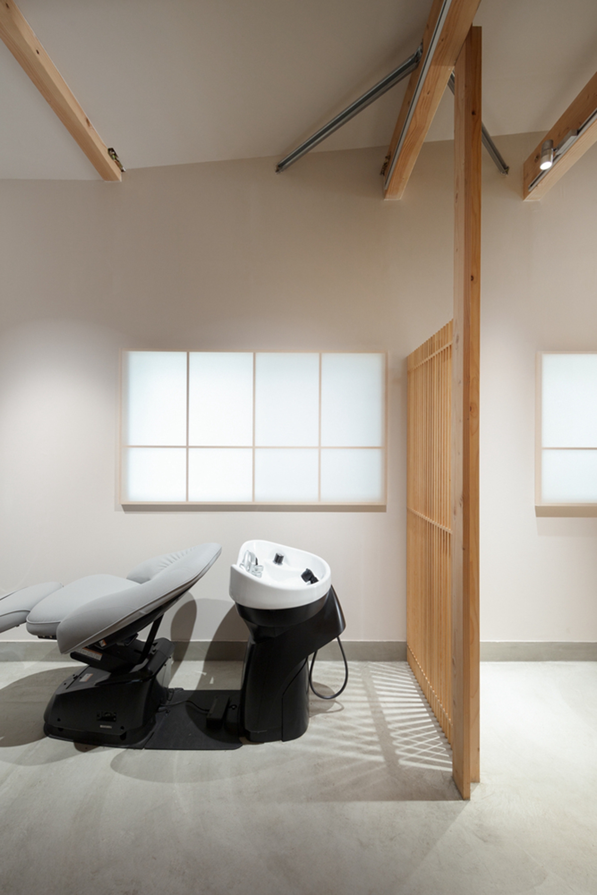 日本大阪 LAND 发型沙龙,狭长空间里的多功能设计-23