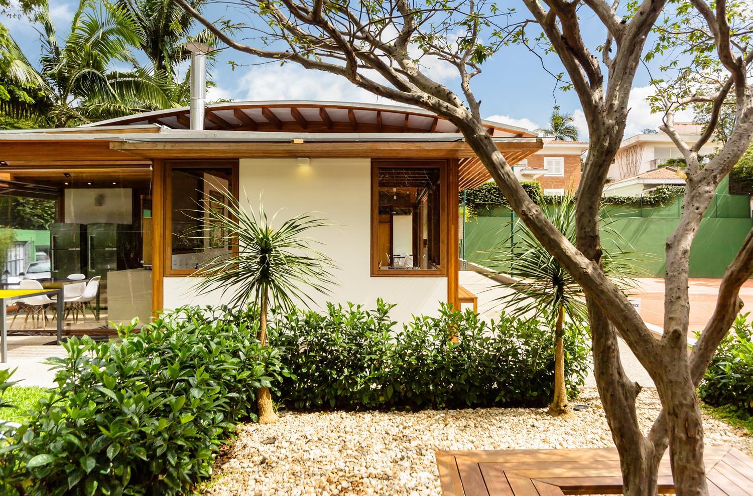 巴西 Sakh Club | 木质与玻璃的完美融合,打造温馨运动空间-1