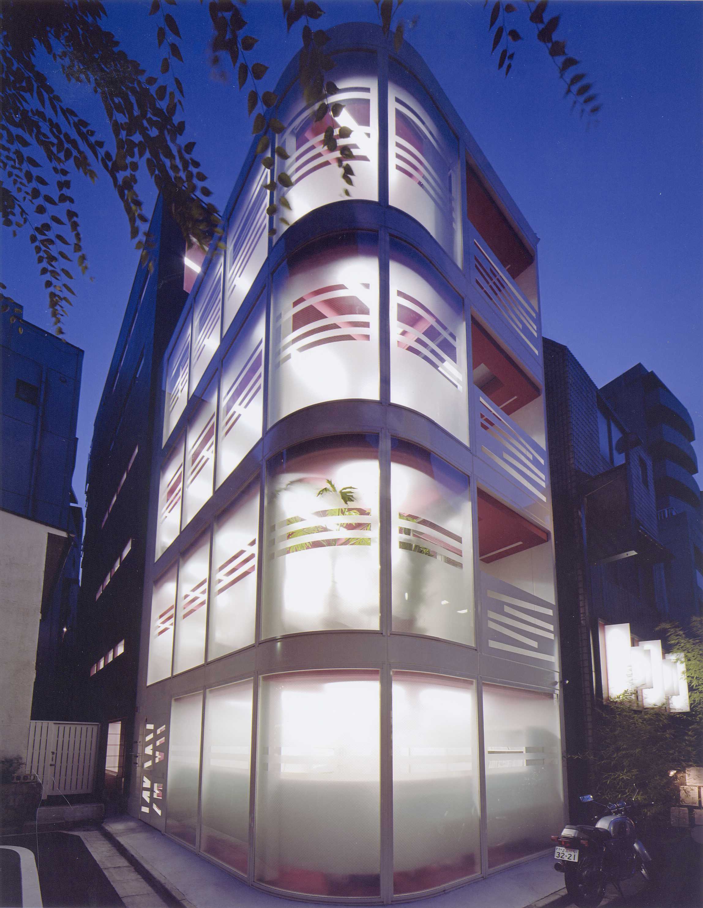 东京 KBP 办公白色空间，寺庙背景中的现代设计瑰宝-2