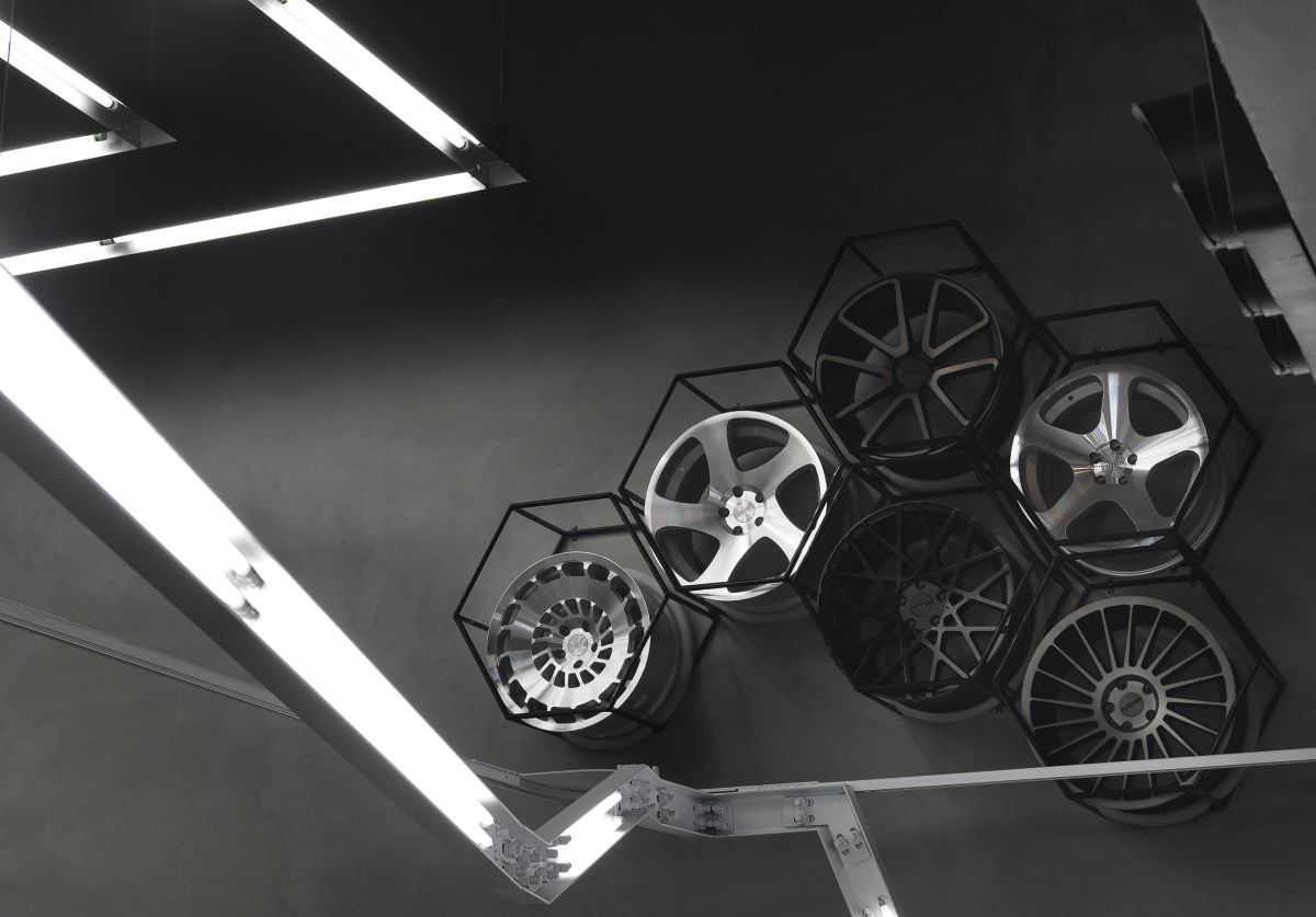 《变形金刚》般的科幻汽修店,工业风与后现代的完美融合-13