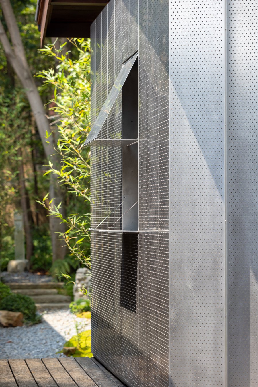 以金屬沖孔板演繹「融合與再現」的建築宣言：「COFFEE LAW 山物所」在日式庭園，映照百年町屋的歲月光澤和詩意 — Hey!Cheese-4