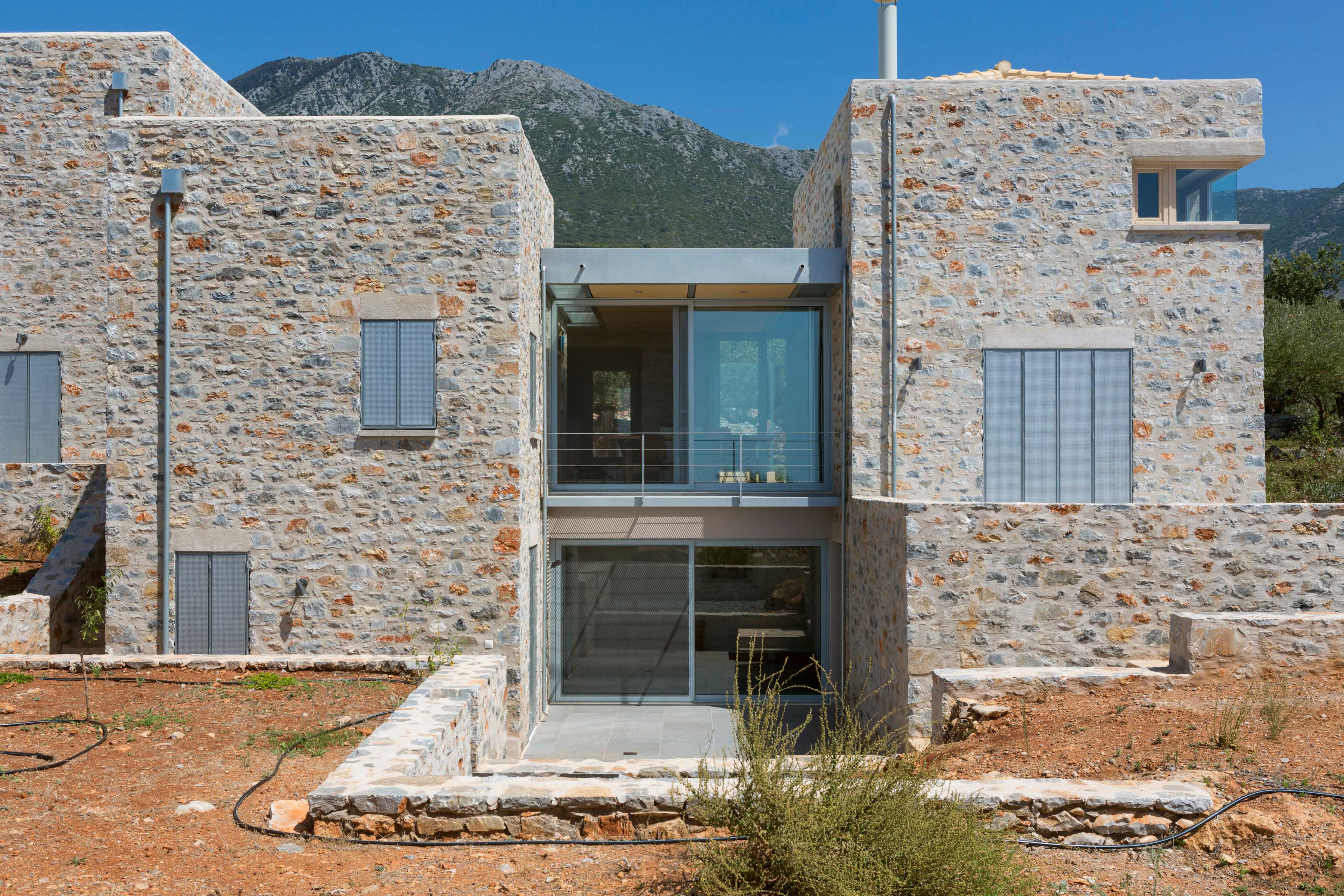 橄榄林中的石筑别墅-27