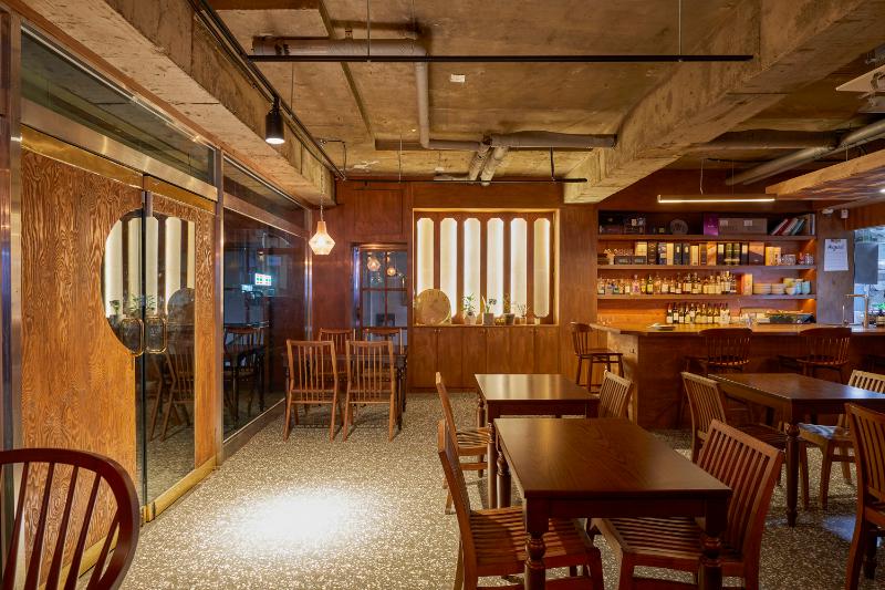 30 平米美食小店，木质元素营造温馨复古风-12