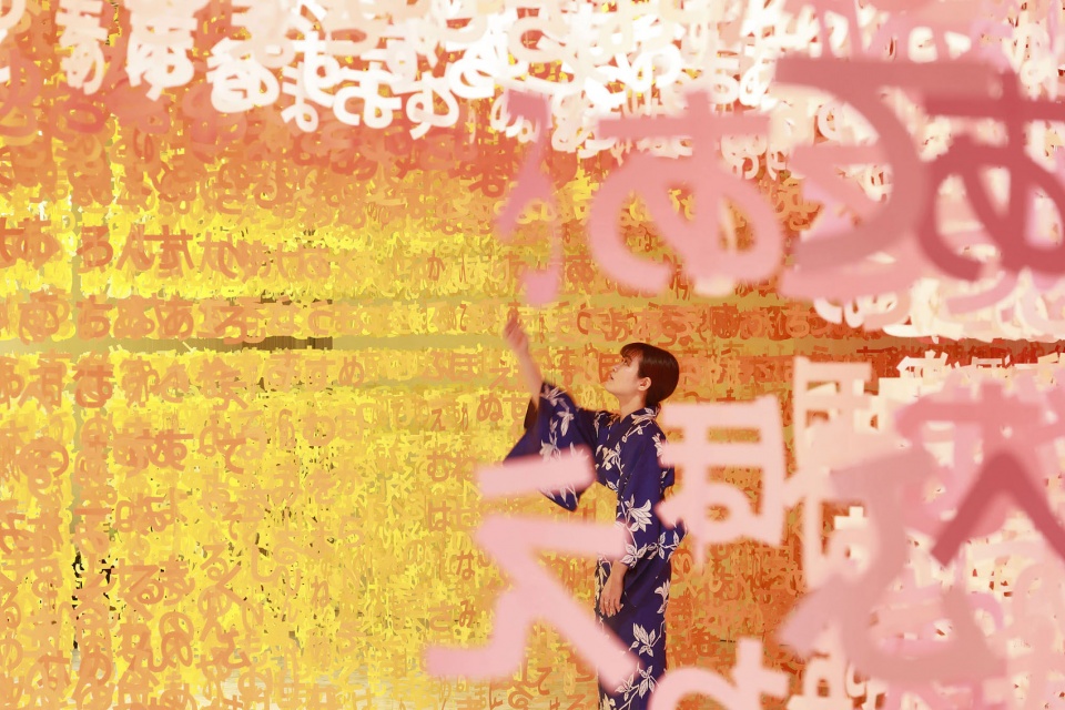 彩纸映衬下的“语言的世界”可尔必思 100 周年装置艺术展-14