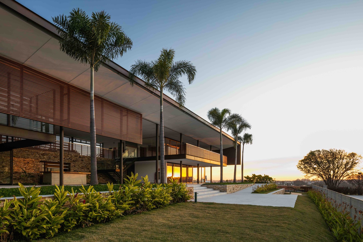 巴西自然景观中的社交俱乐部总部-58