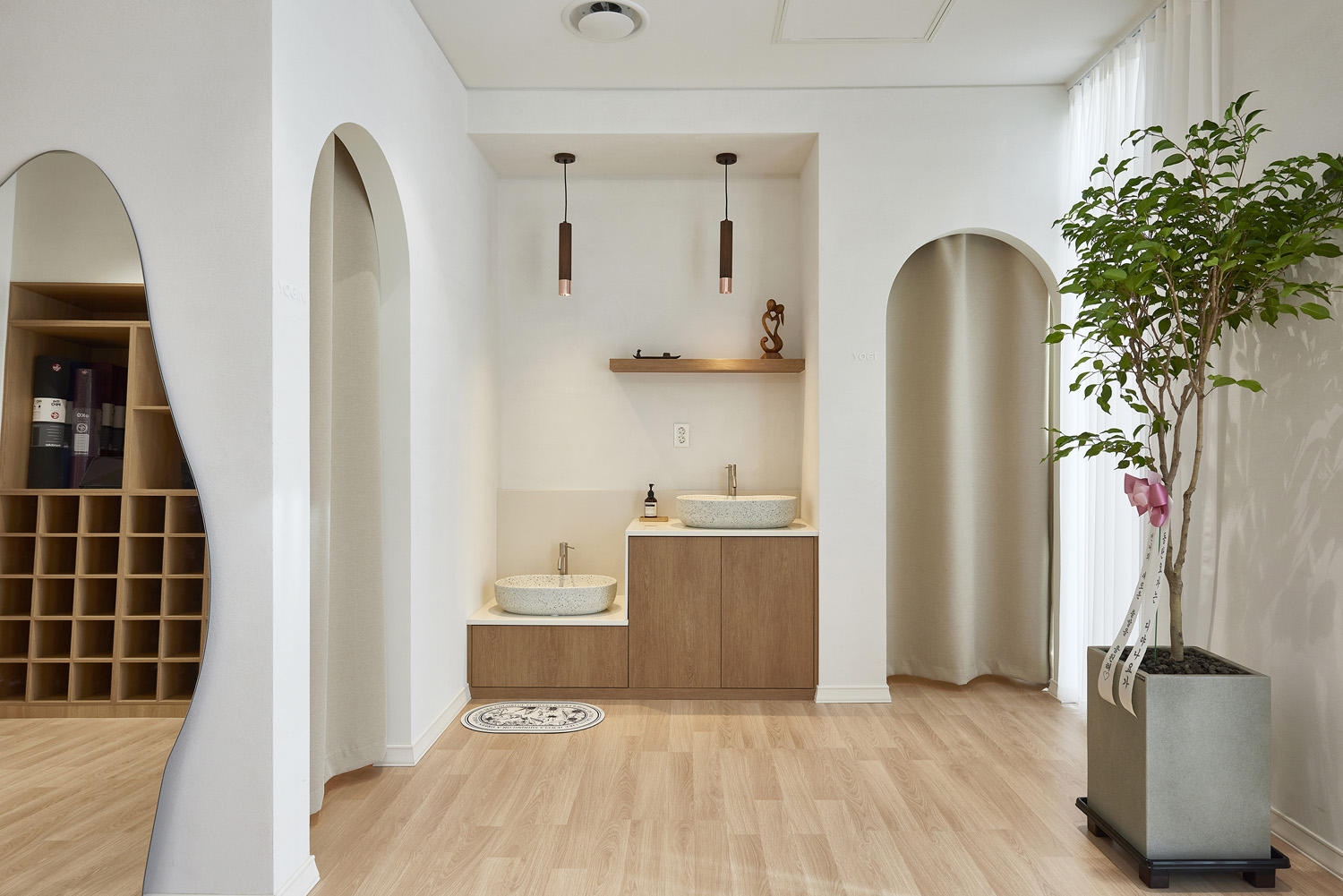 白色与木质，打造宁静的 34 平米瑜伽空间-6